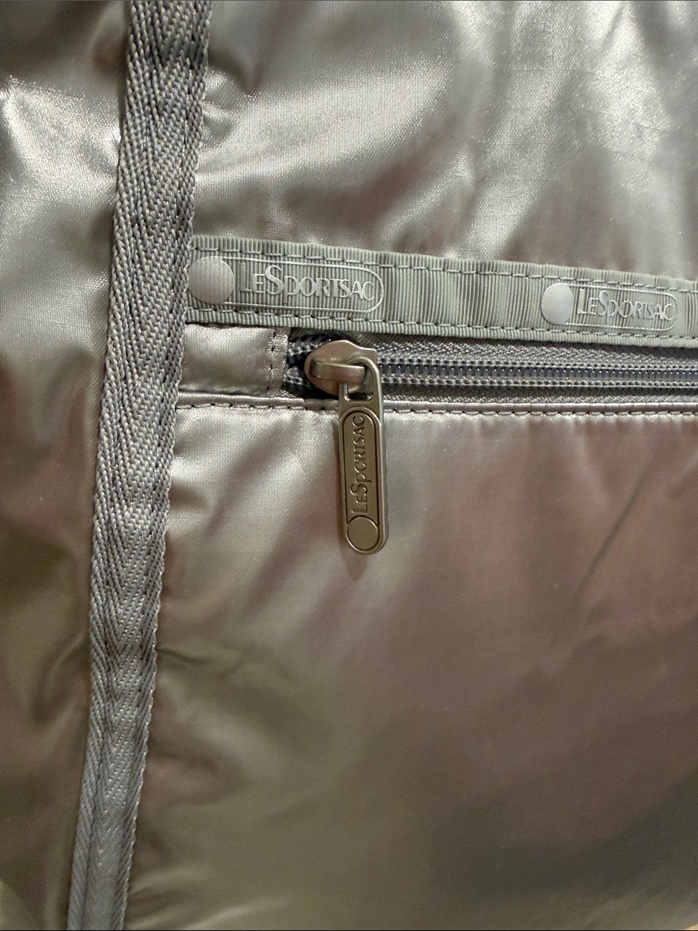 Le sportsac Silver Metallic Tote Bag - Lightweight Everyday TOTE bag - Picture 3 of 5